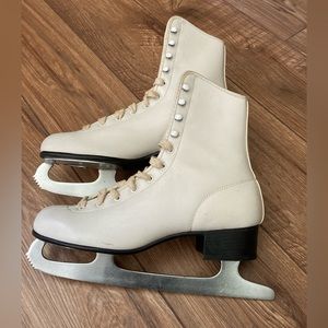 White Ice Skates Size 9 Boots with Size 10 Aerflyte Blades